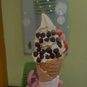 Cono Pinkberry con toppings